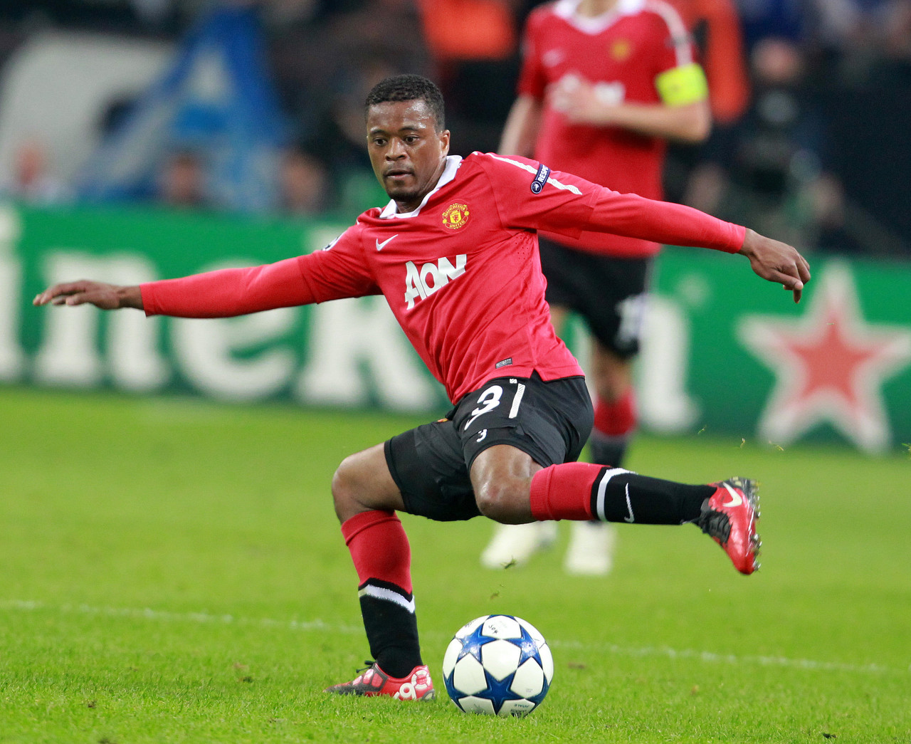 引了众多足 引了众多足